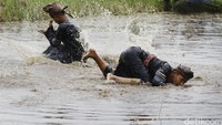 Kegiatan tradisi ini biasa dilakukan warga saat akan membajak sawah usai panen.