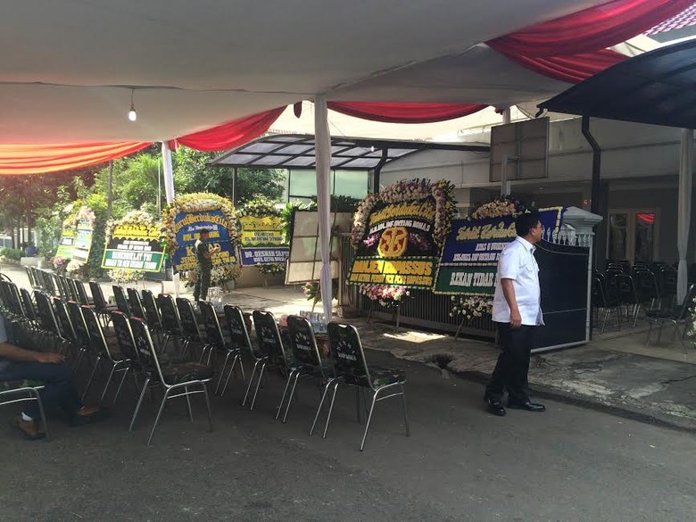 Karangan Bunga Penuhi Rumah Kolonel Ontang, Korban Heli 