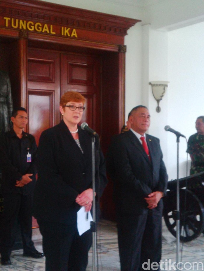 Menhan Australia Serahkan Buku Putih Pertahanan ke Indonesia
