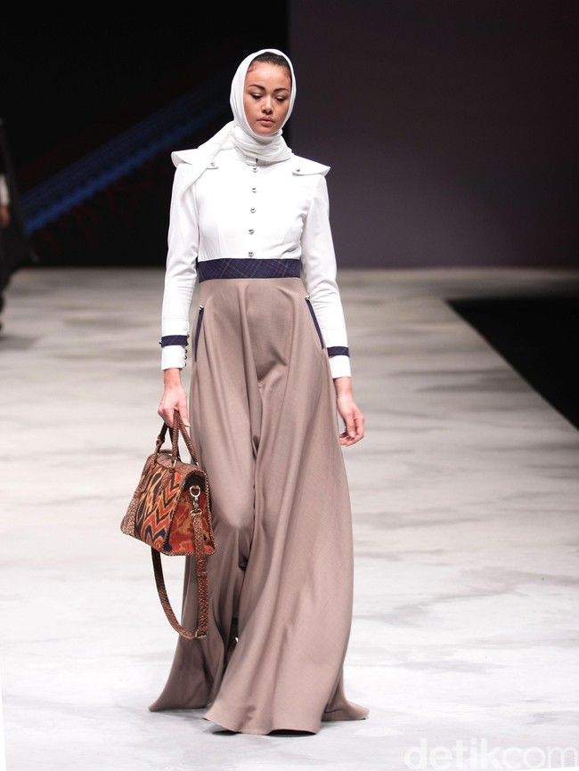 Warnatasku by Kursein Karzai Eksistensi Warisan Leluhur Indonesia Fashion Week 2016 at Jakarta Convention Center. Jakarta. [Foto: Mohammad Abduh/Wolipop]