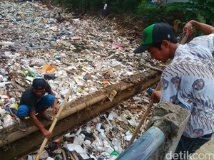 Warga Berjibaku Atasi Horor Sampah di Cikapundung, Begini Perjuangannya