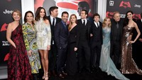 Gal Gadot berpose bersama bintang film Batman v Superman di pemutaran perdana film Batman V Superman: Dawn Of Justice di New York, Minggu (20/3/2016) waktu setempat. Bryan Bedder/Getty Images for Bai Superteas/detikFoto.