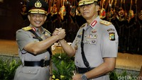 Irjen Pol Tito Karnavian dan Irjen Pol Moechgiatro melakukan serah terima jabatan.