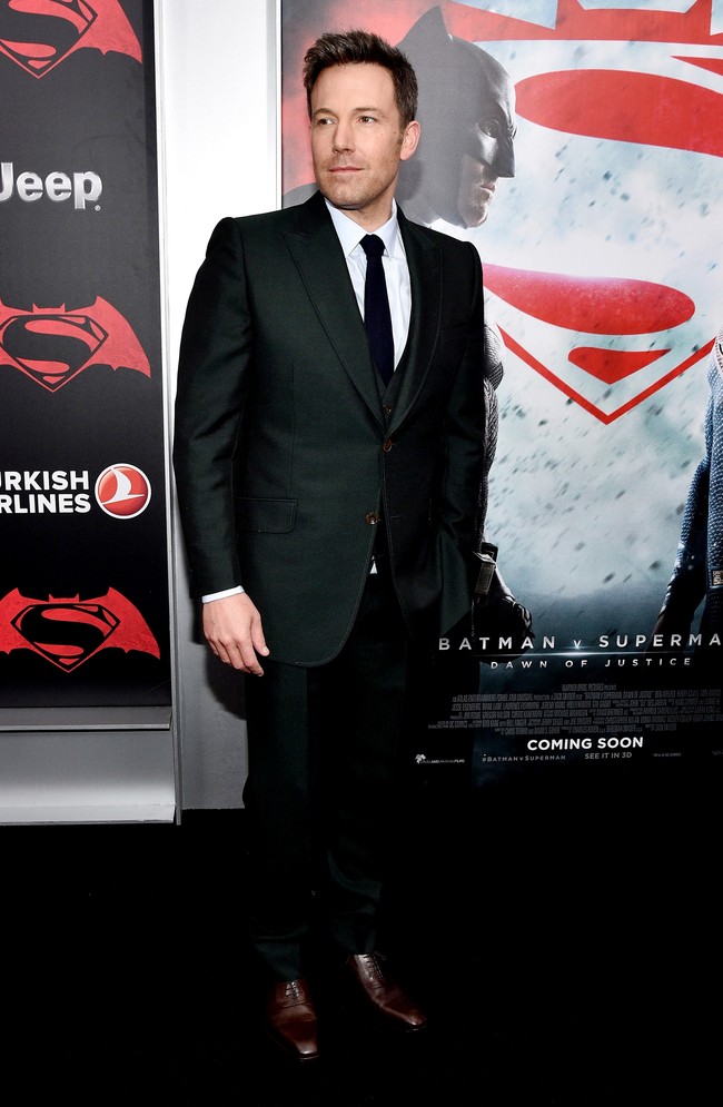 Ben Affleck mengaku sangat malu dengan peran di Daredevil. Menurutnya aktingnya di film tersebut buruk dan dia tak sanggup mengembangkan karakternya. Aku ingin kerja di proyek film lainnya dari jagad (Marvel) ini dan membuat semuanya lebih baik. Aku benci (jadi) Daredevil, ujar Ben. Foto: Bryan Bedder/Getty Images for Bai Superteas