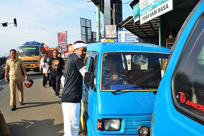 Bupati Dedi Labrak Angkot Ngetem, Marahi Sopir dan Pegawai Dishub