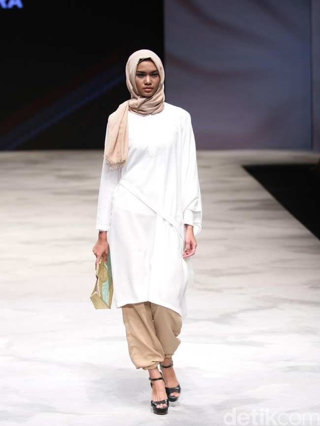 Warnatasku by Jenahara Eksistensi Warisan Leluhur Indonesia Fashion Week 2016 at Jakarta Convention Center. Jakarta. [Foto: Mohammad Abduh/Wolipop]