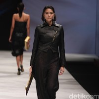 Warnatasku by Rasyid Salim Eksistensi Warisan Leluhur Indonesia Fashion Week 2016 at Jakarta Convention Center. Jakarta. [Foto: Mohammad Abduh/Wolipop]