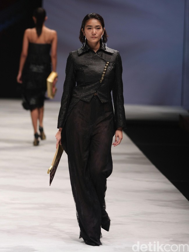 Warnatasku by Rasyid Salim Eksistensi Warisan Leluhur Indonesia Fashion Week 2016 at Jakarta Convention Center. Jakarta. [Foto: Mohammad Abduh/Wolipop]