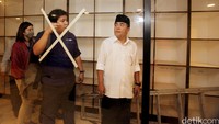 Ade Komarudin meninjau pembangunan press room DPR.