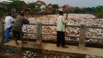Sampah Menumpuk di Sungai Cikapundung