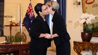 Senang rasanya kembali dapat bertemu dengan Anda. Semoga kita bisa membahas sesuatu yang dapat menghasilkan yang terbaik untuk penguatan kedua negara, ucap Julie Bishop.