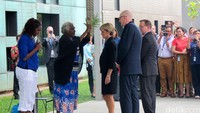 Kemudian ada upacara adat Aborigin yang disebut smoking ceremony dengan membakar daun eucalyptus di hadapan Menlu Julie Bishop dan Dubes Paul Grigson.