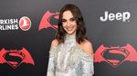 Gal Gadot Curi Perhatian di Premiere Batman v Superman