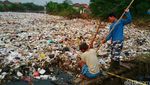 Sampah Menumpuk di Sungai Cikapundung