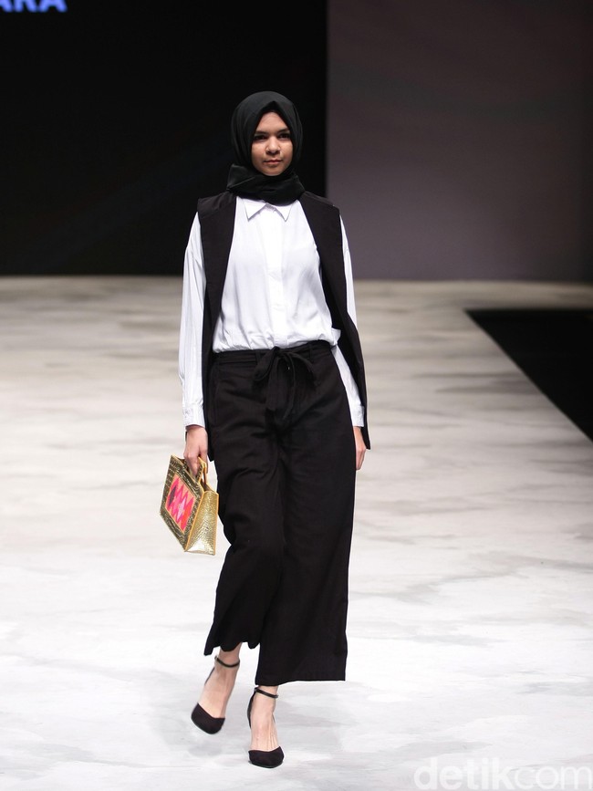 Warnatasku by Jenahara Eksistensi Warisan Leluhur Indonesia Fashion Week 2016 at Jakarta Convention Center. Jakarta. [Foto: Mohammad Abduh/Wolipop]