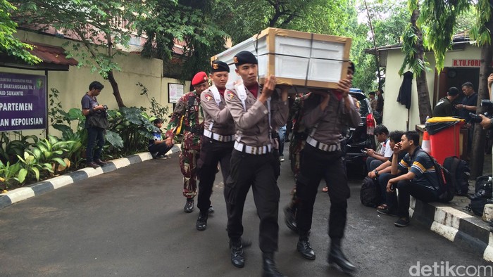 13 Peti Jenazah Untuk Korban Heli Jatuh di Poso Didatangkan ke RS Polri