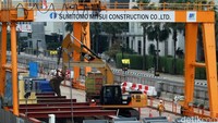 Selain terkendala pembebasan lahan atas, juga akibat 57 Green Box Girder alias Gelagar atau bentangan baja atau kayu untuk mendukung kuda-kuda lantai, mengalami salah cetak dan harus dicetak ulang.