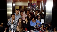 Denny Cagur, Ayu Ting Ting dan Julia Perez memberikan keterangan pers sebelum meninggalkan Mapolda Metro Jaya.