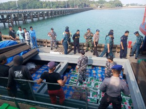 TNI AL Tangkap Dua Kapal Penyelundup Miras dan Sembako dari Singapura