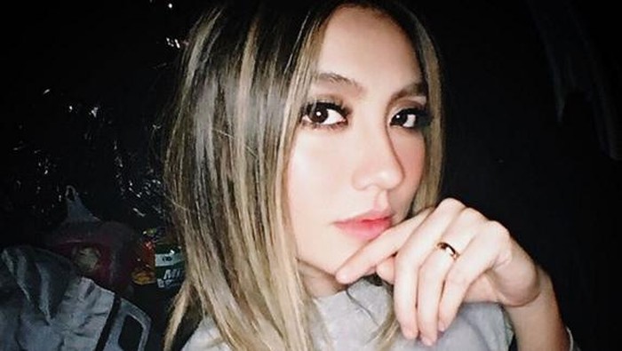 Agnez Mo Pose Agnez Mo dengan cincin melingkar di jari manisnya