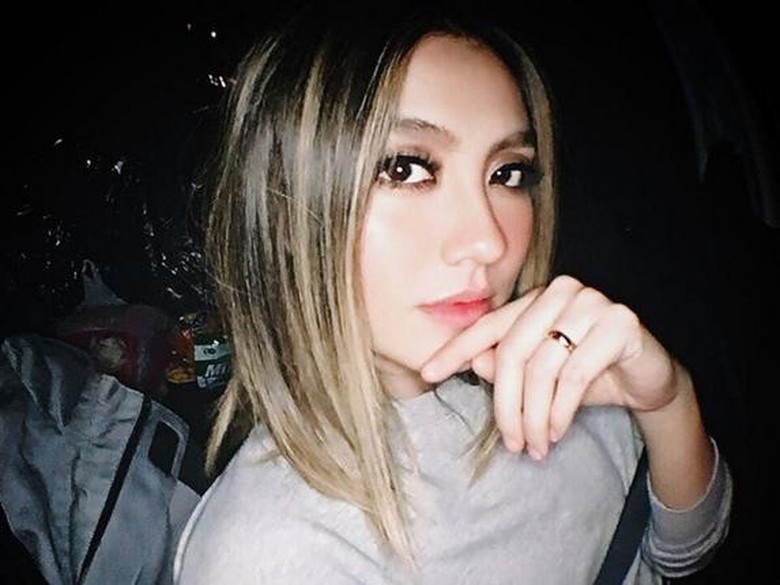  Cincin  Melingkar di Jari  Manis Agnez MO Tunangan  