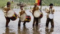 Alunan musik gedang tabot mengeringi atraski Silek Lanyah ini.