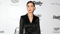 Model Bella Hadid terdiagnosis penyakit kronis Lyme. Ia, ibu dan adik laki-lakinya mengidap penyakit ini akibat gigitan kutu. Penyakit ini menyebabkannya harus meminum antibiotik tiap hari dan kadang membuatnya batal bekerja akibat kondisi buruk.  Foto: Frederick M. Brown/Getty Images