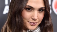 Dalam film tersebut, ia berperan sebagai Diana Prince yang juga Wonder Woman. Dimitrios Kambouris/Getty Images/detikFoto.