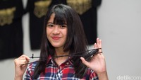 Melati sangat bersemangat saat memandu fans yang datang ke booth games-nya.