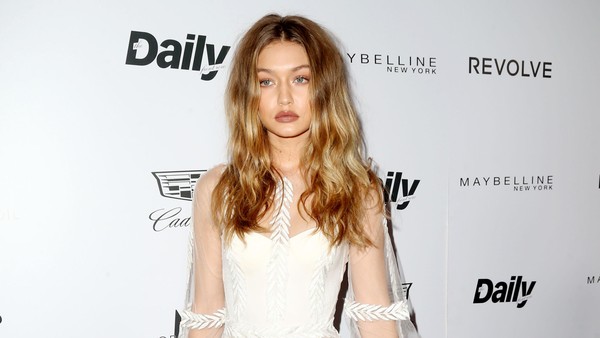Gigi Hadid Seksi Berbaju Menerawang