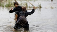 Dua orang anak juga tidak ketinggalan menunjukkan kempuan mereka bersilat di lumpur sawah.
