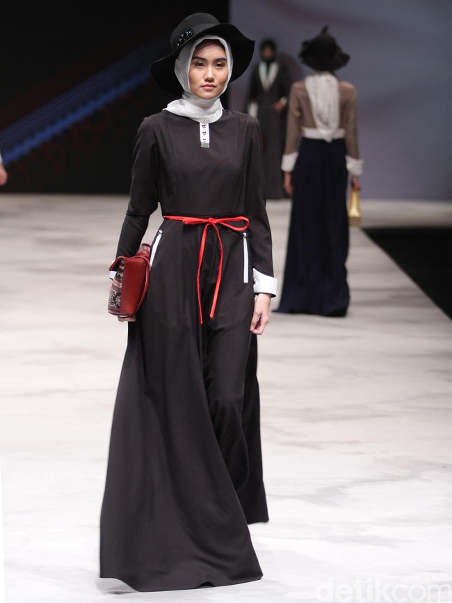 Warnatasku by Kursein Karzai Eksistensi Warisan Leluhur Indonesia Fashion Week 2016 at Jakarta Convention Center. Jakarta. [Foto: Mohammad Abduh/Wolipop]
