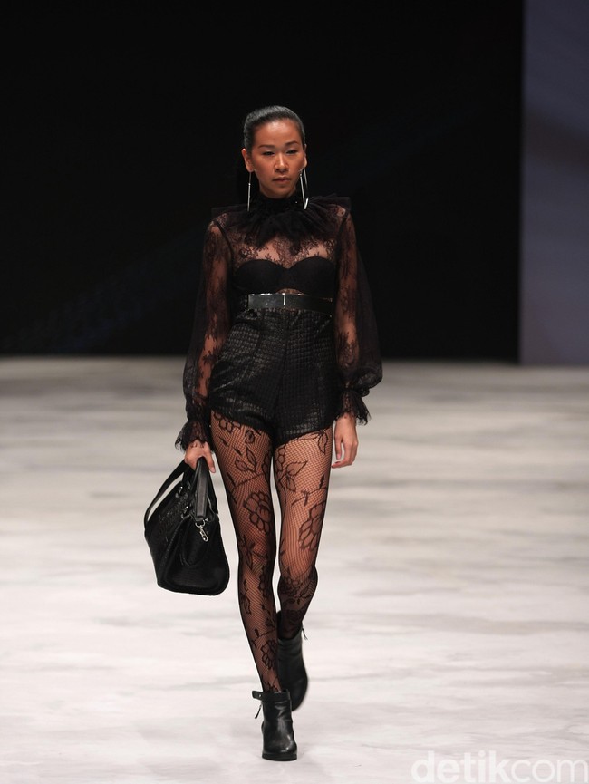 Warnatasku by Rasyid Salim Eksistensi Warisan Leluhur Indonesia Fashion Week 2016 at Jakarta Convention Center. Jakarta. [Foto: Mohammad Abduh/Wolipop]