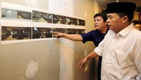 Ade Komarudin mendapat penjelasan soal ruangan yang akan digunakan para wartawan.