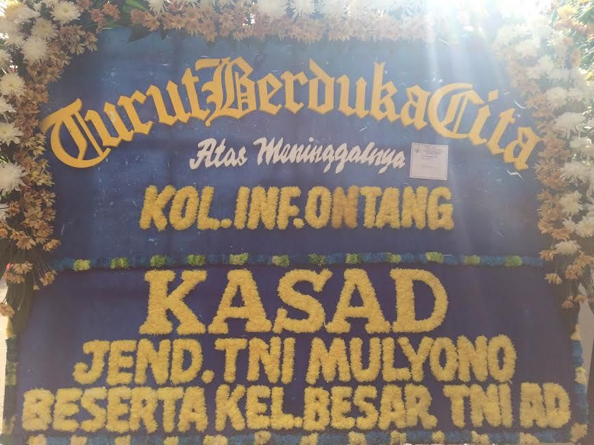 Karangan Bunga Penuhi Rumah Kolonel Ontang, Korban Heli Karangan Bunga Penuhi Rumah Kolonel Ontang, Korban Heli