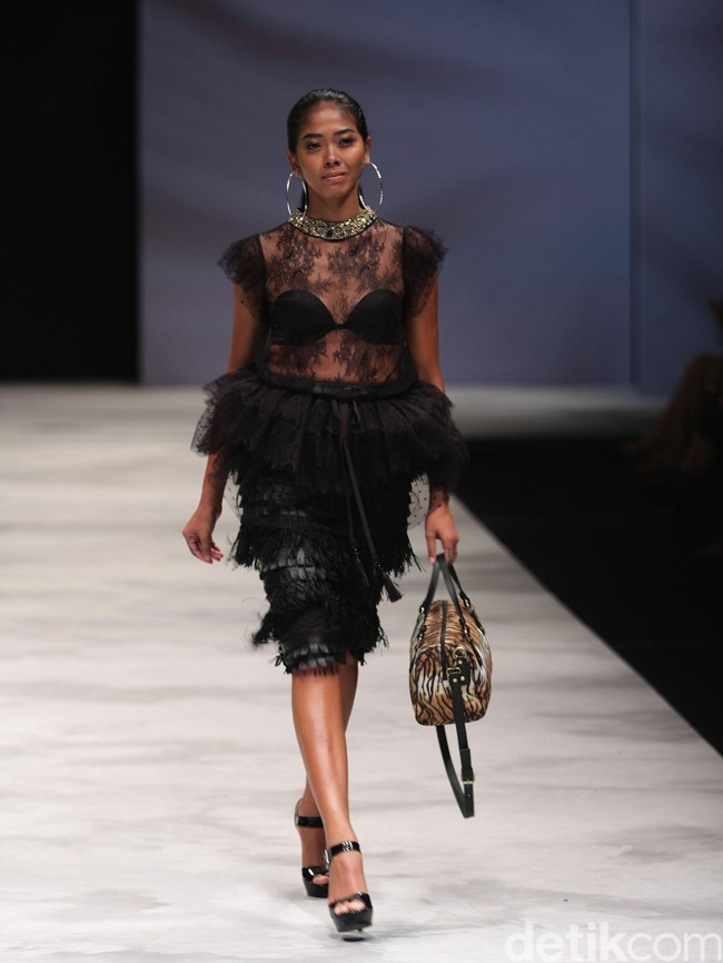 Warnatasku by Rasyid Salim Eksistensi Warisan Leluhur Indonesia Fashion Week 2016 at Jakarta Convention Center. Jakarta. [Foto: Mohammad Abduh/Wolipop]