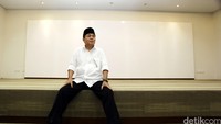 Ade Komarudin meninjau salah satu ruangan yang hampir selesai dibangun.