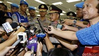 Irjen Pol Tito Karnavian didampingi Irjen Pol Moechgiatro menjawab pertanyaan wartawan.