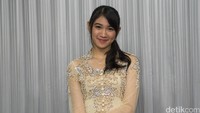 Berkebaya bukan berarti Shani tak bisa seru-seruan bareng fans.