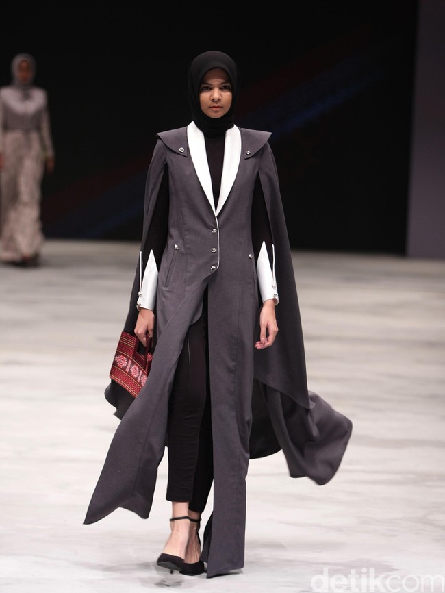 Warnatasku by Kursein Karzai Eksistensi Warisan Leluhur Indonesia Fashion Week 2016 at Jakarta Convention Center. Jakarta. [Foto: Mohammad Abduh/Wolipop]