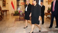 Bishop tiba di Gedung Pancasila, Kemlu pukul 09.02 WIB dengan kendaraan bernopol CD 18 01.