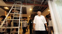 Ketua DPR Ade Komarudin (Akom) mengelilingi ruang press room yang masih dalam tahap pembangunan.