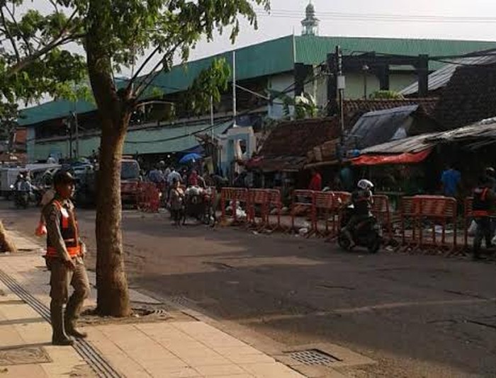 Cegah Aksi Pedagang Liar, Satpol PP Blokir Pintu Masuk Pasar Keputran
