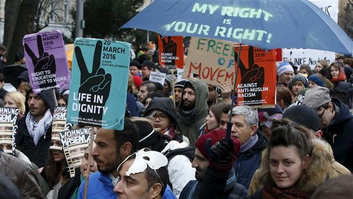 Dukung Pengungsi dan Kecam Rasisme, Warga Jerman Berdemo di Berlin