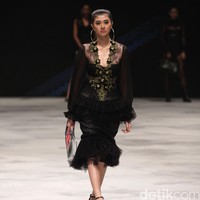 Warnatasku by Rasyid Salim Eksistensi Warisan Leluhur Indonesia Fashion Week 2016 at Jakarta Convention Center. Jakarta. [Foto: Mohammad Abduh/Wolipop]