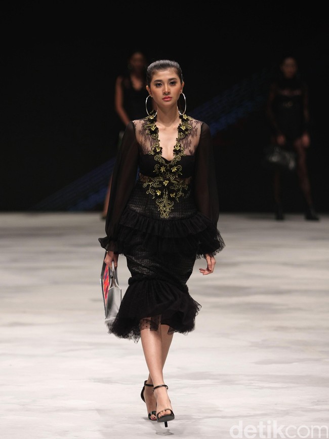 Warnatasku by Rasyid Salim Eksistensi Warisan Leluhur Indonesia Fashion Week 2016 at Jakarta Convention Center. Jakarta. [Foto: Mohammad Abduh/Wolipop]