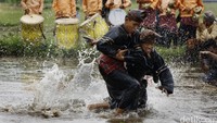 Tradisi inilah yang kemudian kembali gencar diangkat oleh masyarakat Desa Wisata Kubu Gadang, Padang Panjang, Sumatera Barat, yang mempopulerkan Silek Lanyah atau bersilat dalam kubangan lumpur sawah.