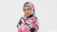 Dea tampil dibalut hijab bermotif dengan nuansa hitam, pink, abu-abu dan putih, dipadu blus pink, rok hitam dan sepatu hitam.