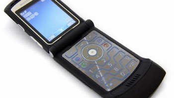 Motorola Razr cocok untuk mereka para remaja yang cukup banyak uangnya. Ponsel ini ngehits di awal 2000-an. Foto: UnwiredView