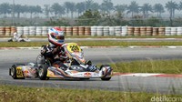 Barrichello Noor melintasi salah satu tikungan tajam di Sirkuit Karting Internasional Sepang.